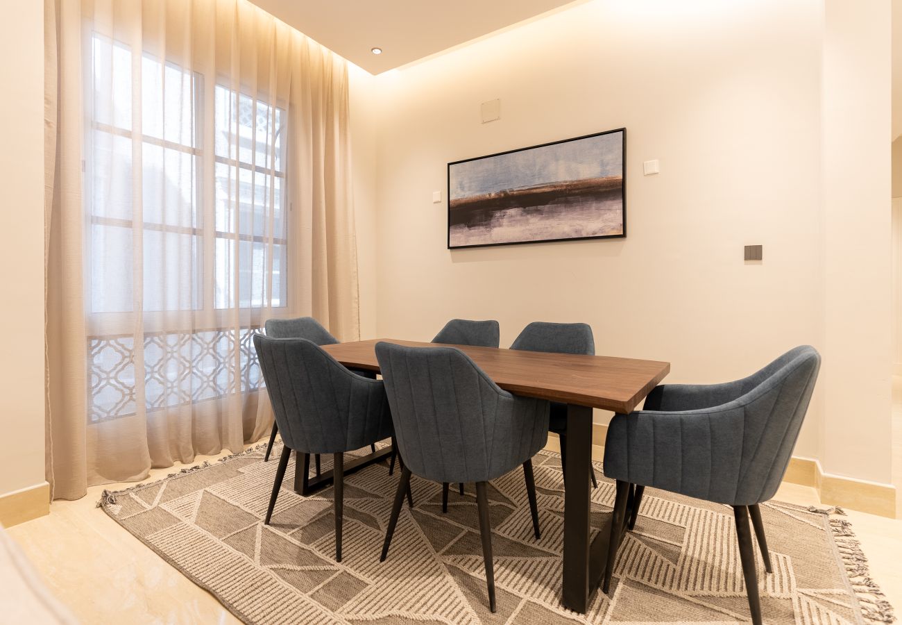 Luxurious 3BR Apartment with Balcony NZL109
